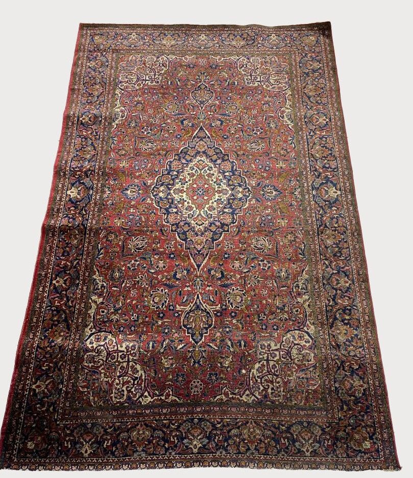Null 丝绸卡尚地毯，饰有中央的钻石奖章和红底的花卉图案
伊朗，约1920年
(磨损的痕迹)

尺寸：131 x 199 cm