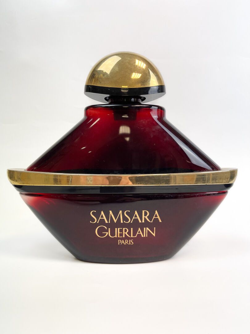 Null Guerlain Paris Samsara 
Flacon factice rouge ovale 
Hauteur : 27 cm