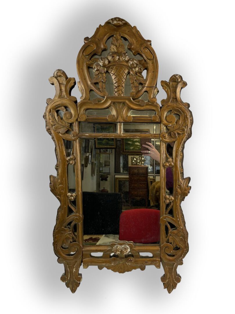 Null 雕刻的木头和镀金粉刷的镜子，装饰着一个装满水果的篮子 
19世纪的普罗旺斯作品
高度 : 103 cm 宽度 : 53 cm
(镀金，小的缺失，裂缝)