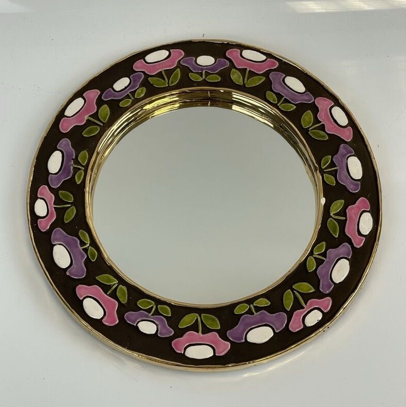 Null 米特-埃斯佩尔(Mithé ESPELT) (1923-2020)
多色釉面陶瓷镜，带米勒弗勒尔装饰
约1960年
(镀金的小缺口)
直径：27厘米