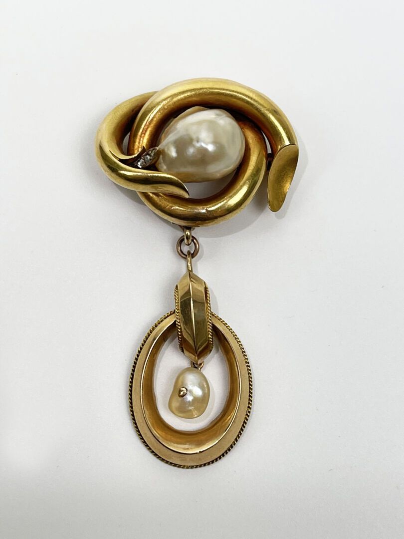 Null 750密尔黄金蝴蝶结胸针，中间镶嵌着一颗水泡珍珠和小型玫瑰式切割钻石，支撑着一个镶嵌着巴洛克珍珠的吊坠
19世纪
总重量 : 12,80 克
尺寸：5&hellip;