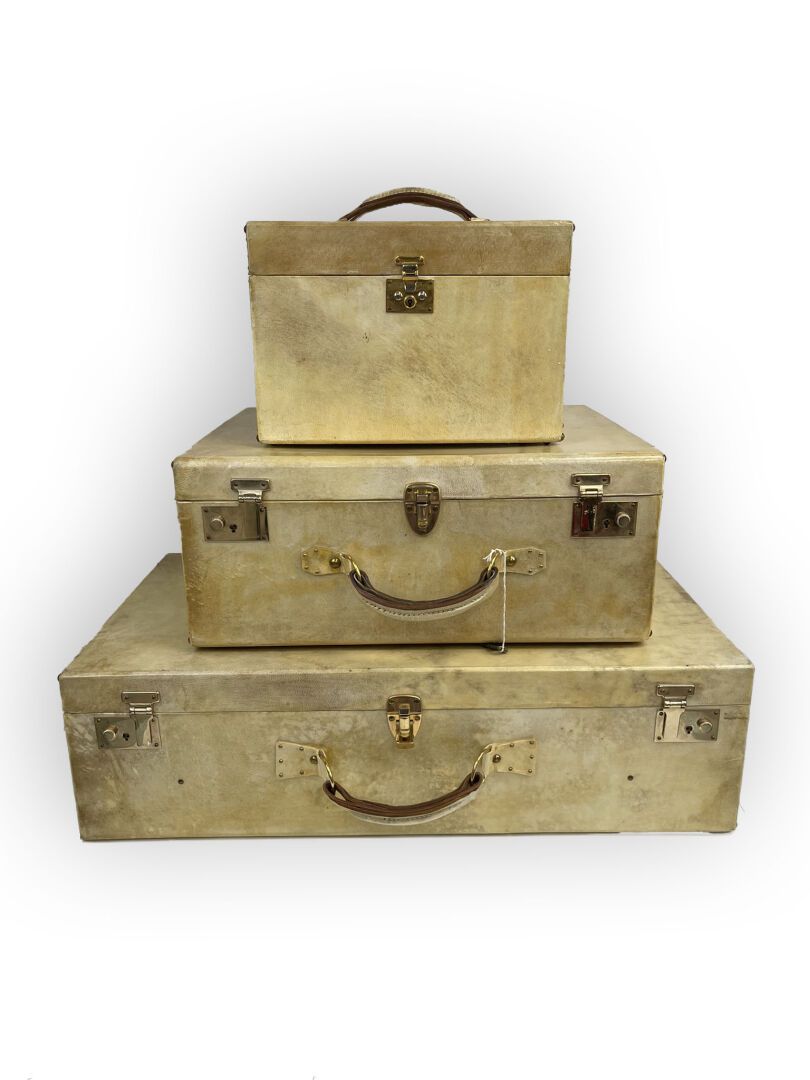 Null Set di due valigie in pelle stile pergamena, una con chiavi e un vanity cas&hellip;