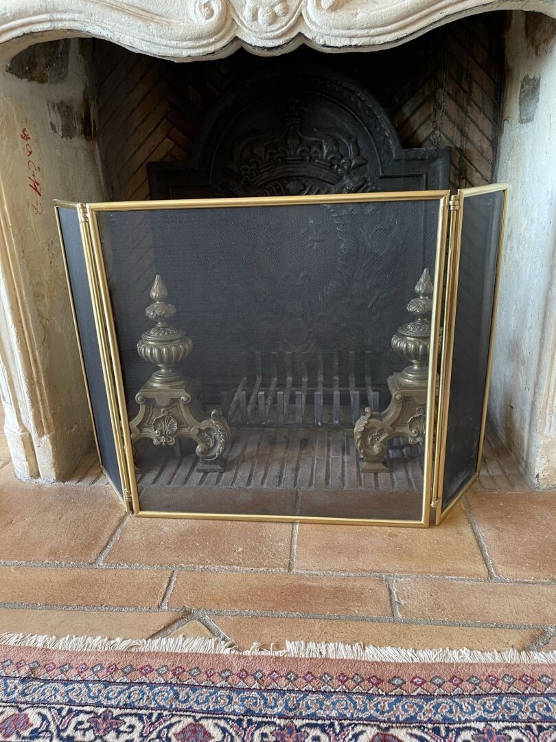 Garniture de cheminée comprenant : Un écran en métal dor…