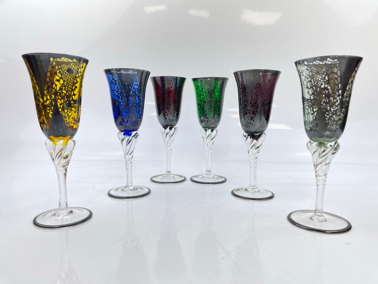 Null MURANO
Six flûtes à champagne en verre de différentes couleurs présentant d&hellip;