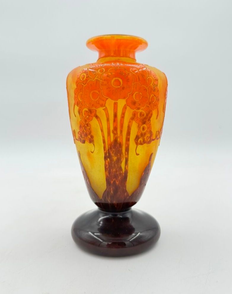 Null LE VERRE FRANCAIS
Vase balustre sur piédouche en verre multicouche à décor &hellip;