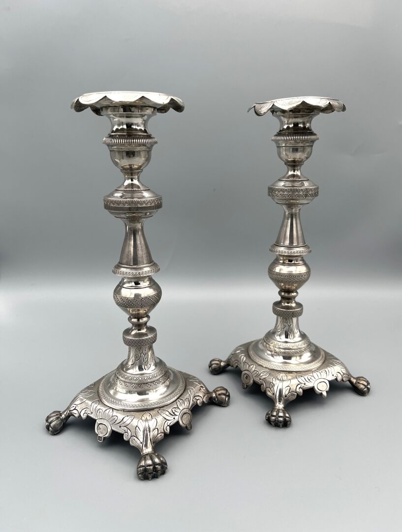 Null 一对纯银烛台，底座有4个爪脚，轴在不同的水平上，有心形条纹和凹槽，葡萄牙，19世纪 - D: 709 g - H: 21,5 cm