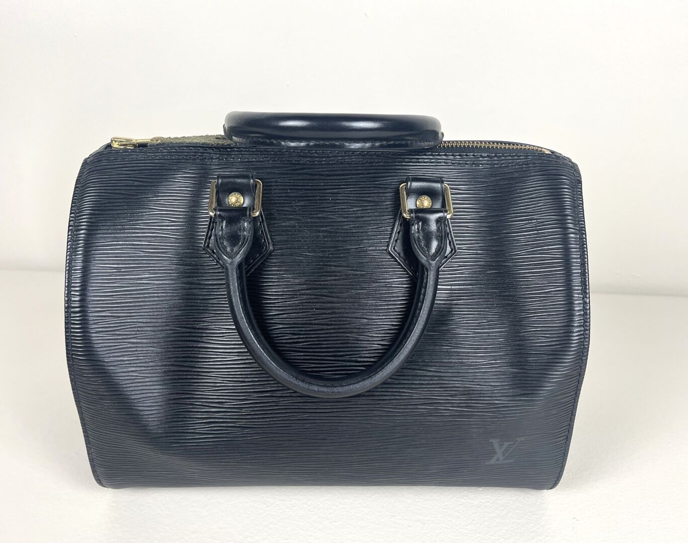LOUIS VUITTON - Bag model Speedy 28 in black epi leath…