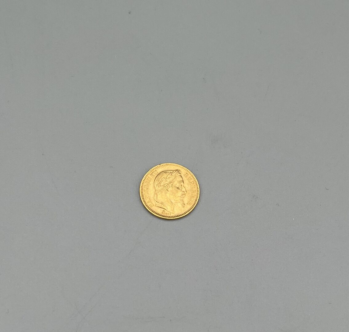 Null Une pièce de 20 francs or Napoléon III tête laurée 1866 - 6,4 g
