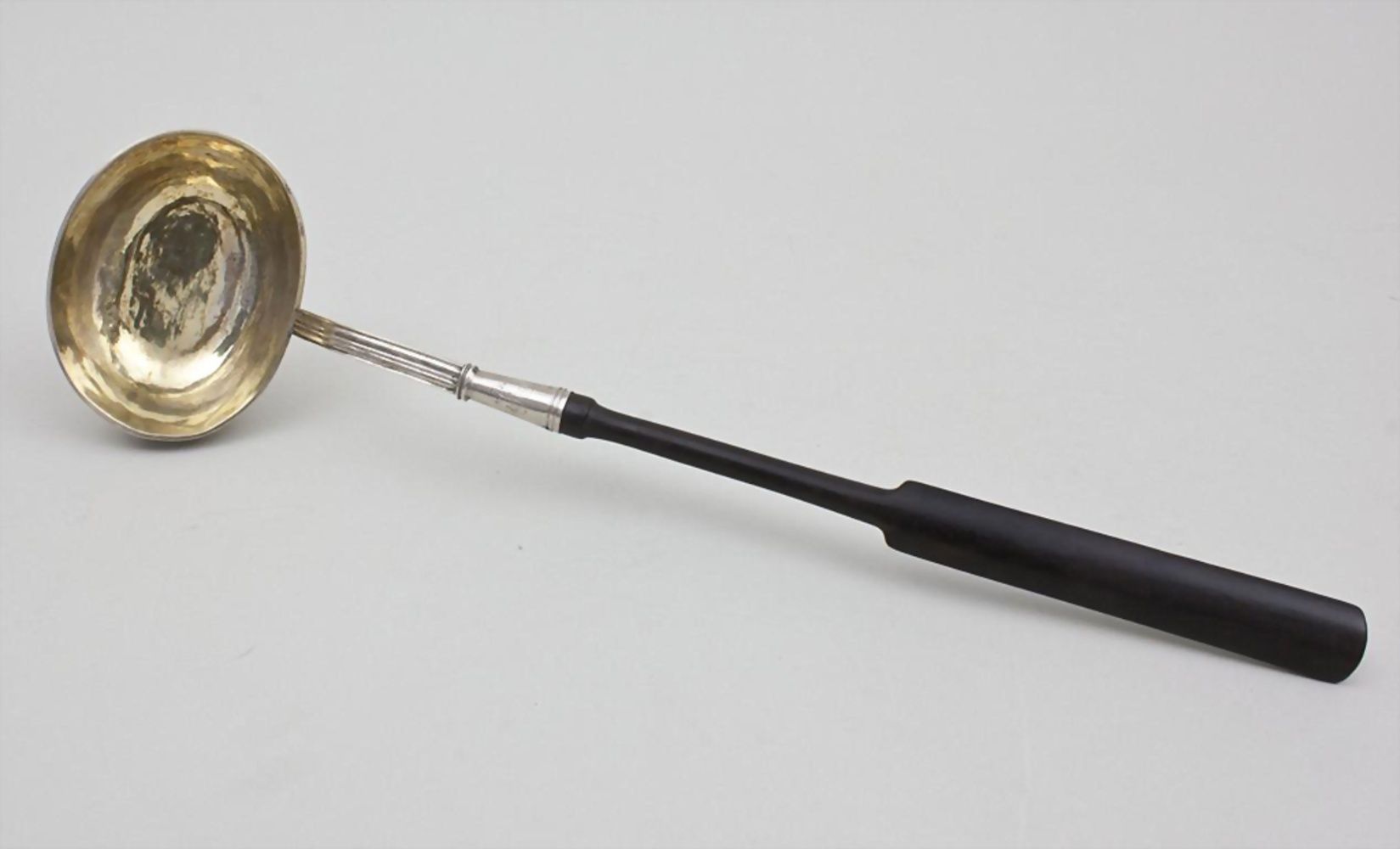 Kelle / A silver ladle, deutsch, Anfang 19. Jh. 材料: 银，12号焊接，木质，
印记: 12号，不清楚的主印记，&hellip;