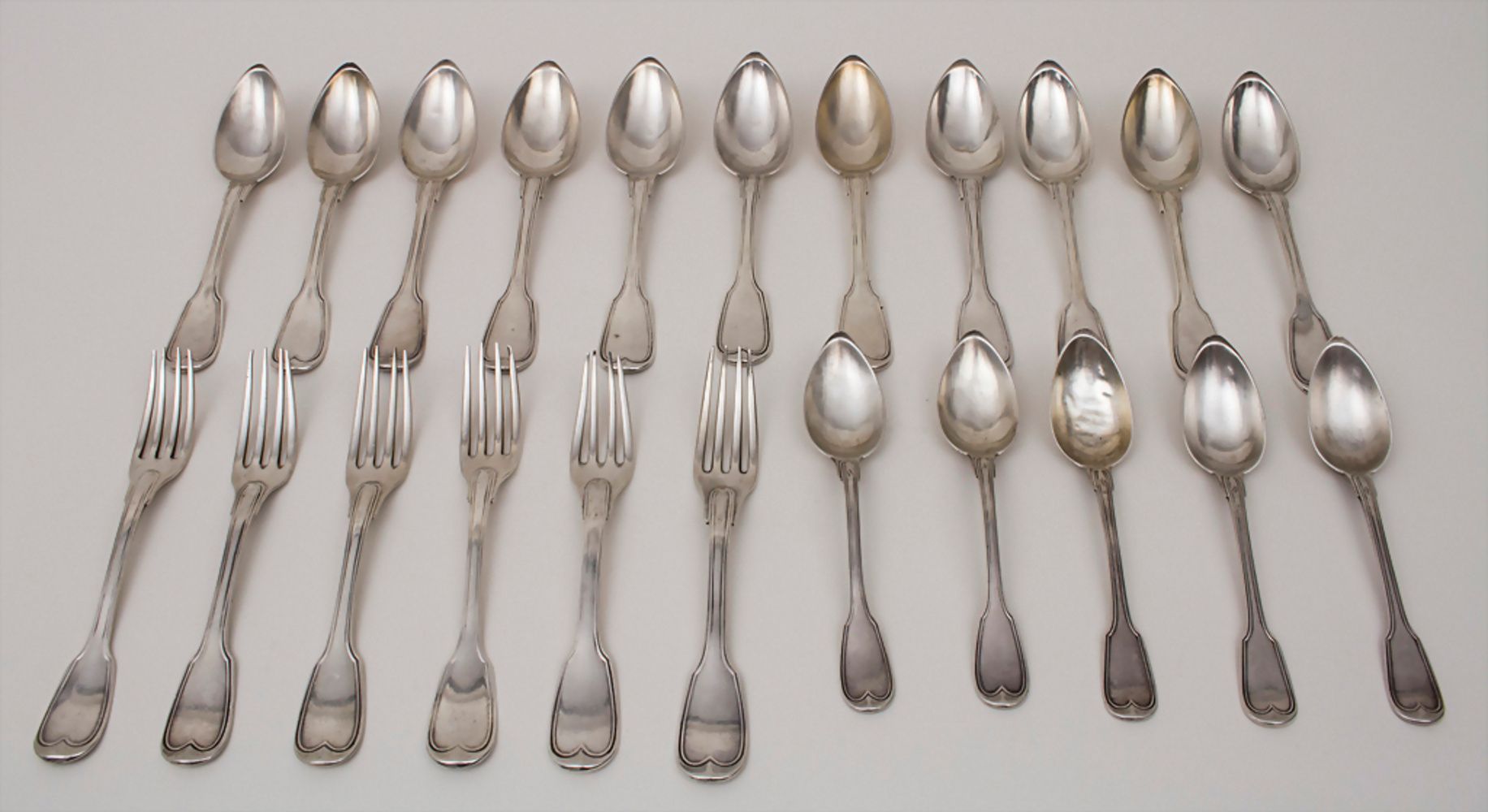 Restbesteck / Silver cutlery, Paris, 19. Jh 材料: 银950/1000, 16个勺子和6个叉子,
印记: 保证标记、&hellip;