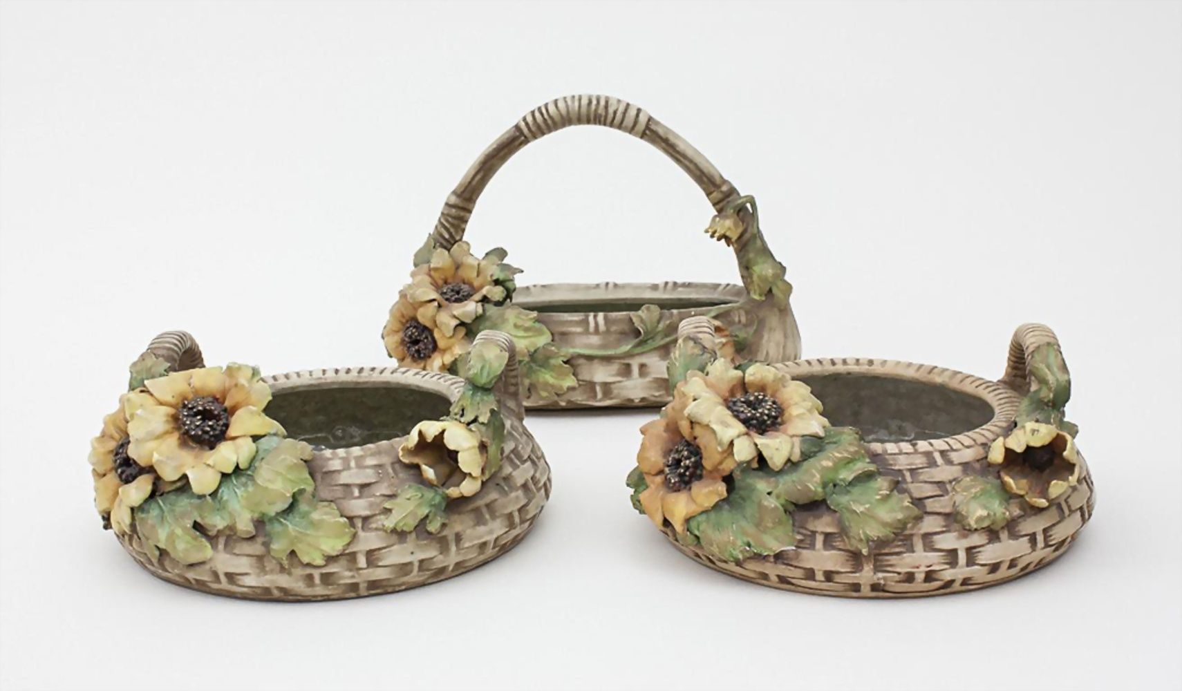 3 Jugendstil-Korbschalen mit Sonnenblumen/3 Art Nouveau Ceramic Baskets with Sun&hellip;