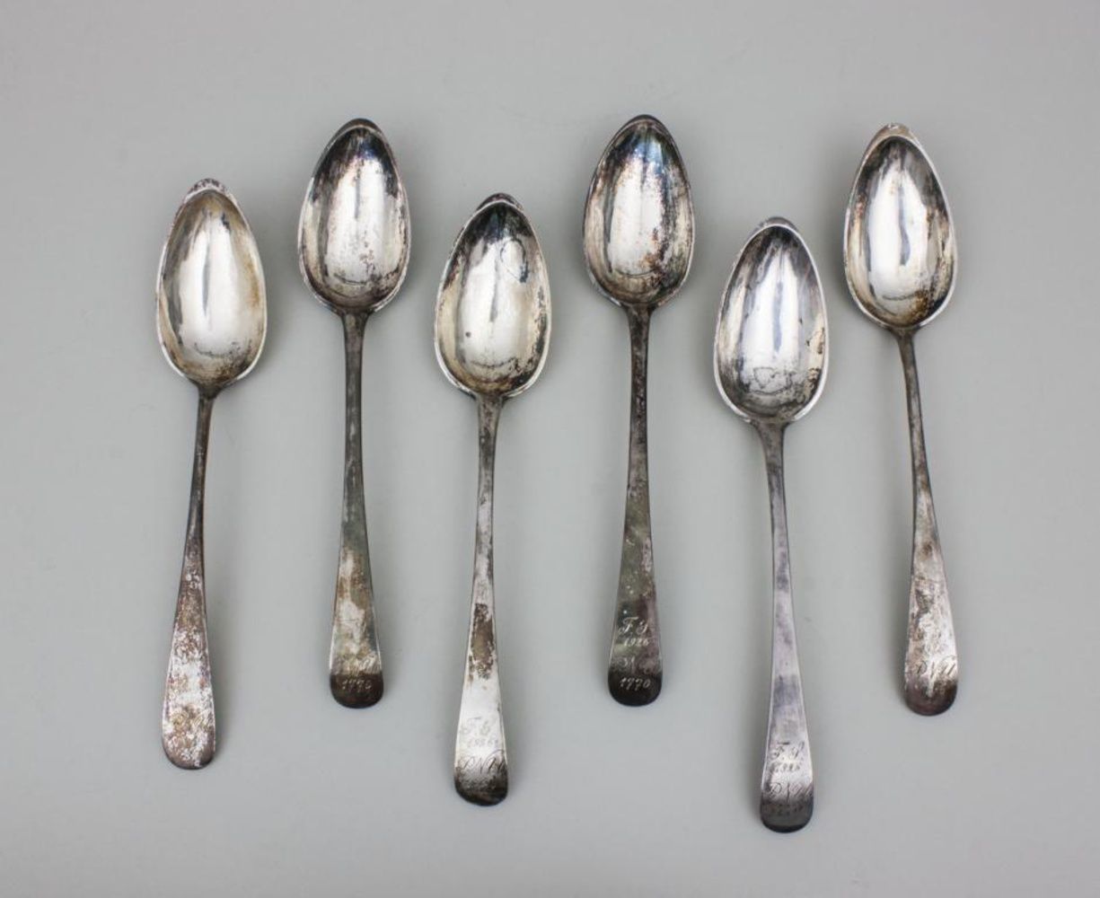 4+2 Suppenlöffel/6 Silver Spoons, Mannheim, um 1820 勺子，末端有弯曲的长柄。正面有 "PNU 1770 "和&hellip;