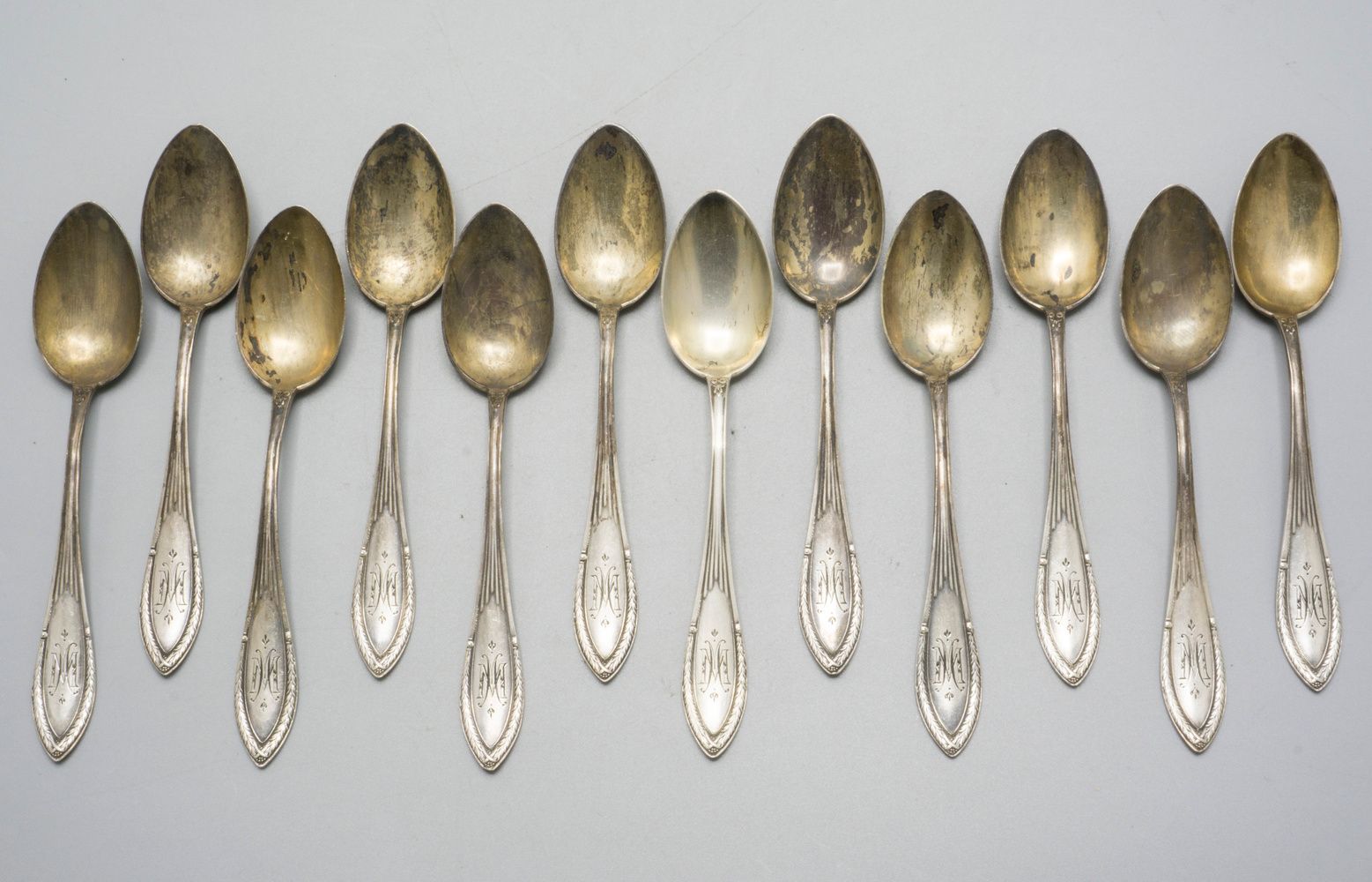 12 Löffel / 12 cuillères en argent massif / A set of 12 silver spoons, Franz Bah&hellip;
