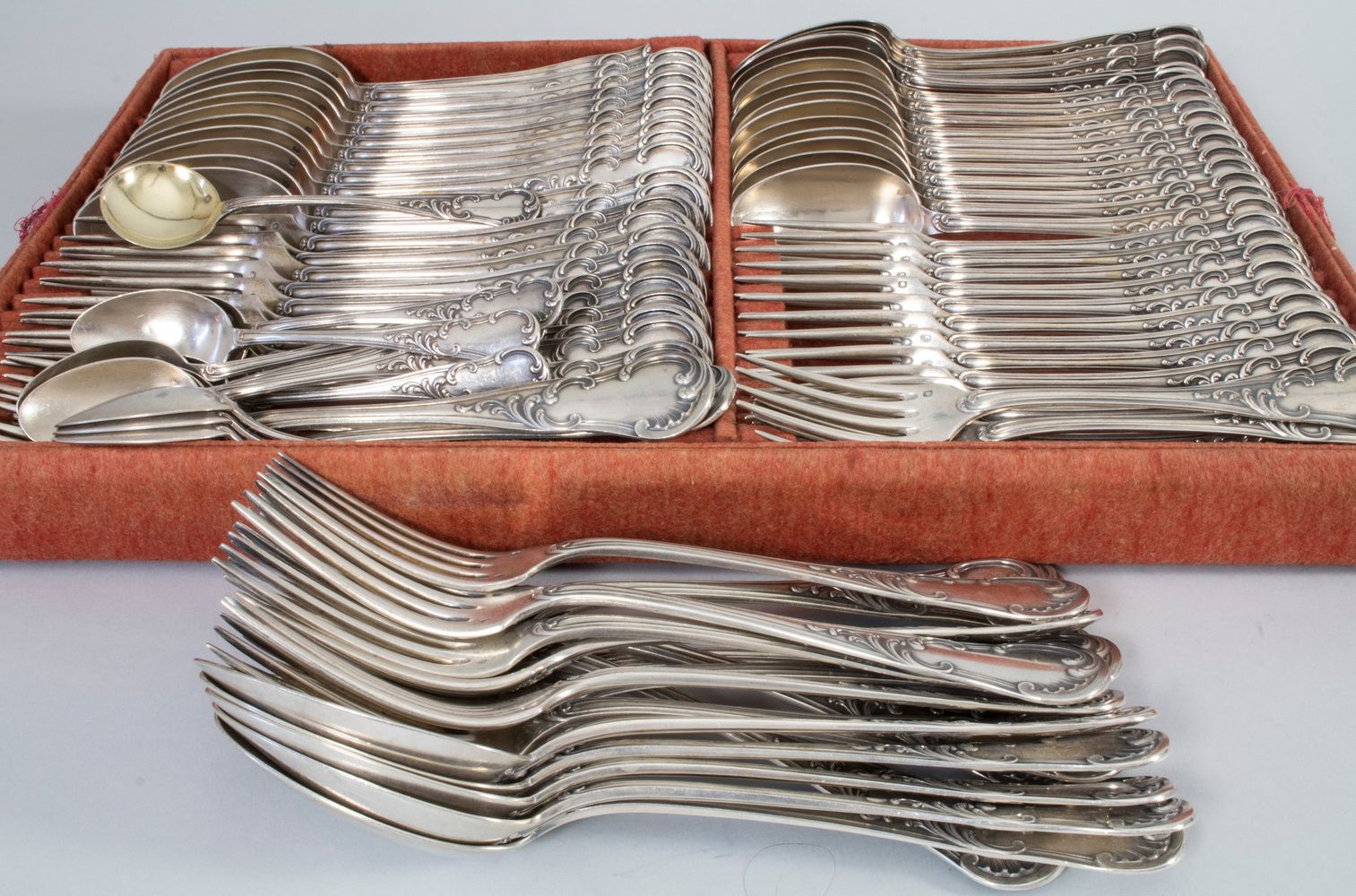 Silberbesteck 86 tlg. / A set of 86 silver cutlery, Pierre Queille, Paris, um 18&hellip;
