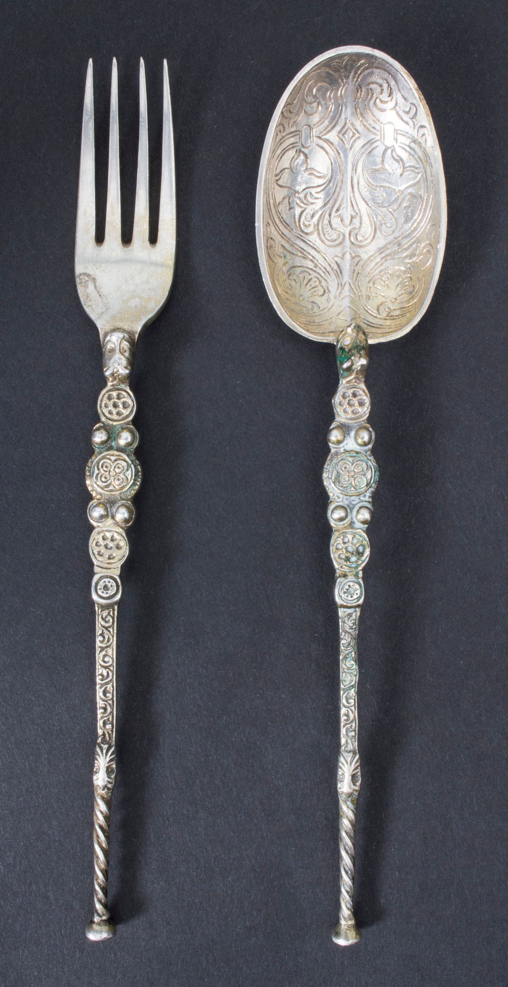 Salbungs-Löffel und passende Gabel / A silver anointing spoon and fork, Desormea&hellip;