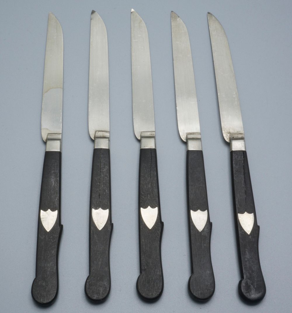 5 Messer mit Silberklingen / 5 couteaux en ébène et argent / 5 knifes with silve&hellip;