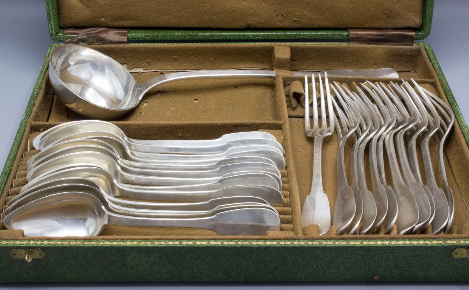 23 Teile Restbesteck / 23 pieces of silver cutlery, Marseille, 1770-1820 Compost&hellip;