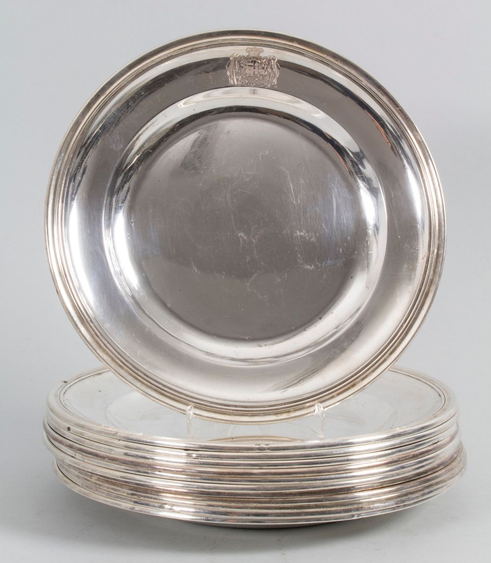 12 Silberteller / 12 assiettes en argent massif / A set of 12 silver plates, Odi&hellip;