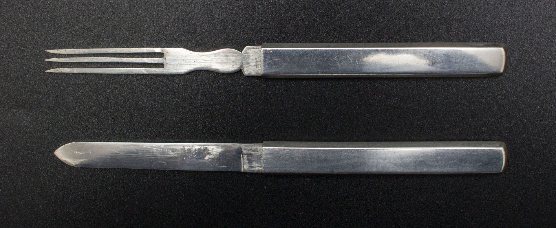 Elegantes Reisebesteck / An elegant travel cutlery, deutsch, um 1920 材料: 银,
印记: &hellip;