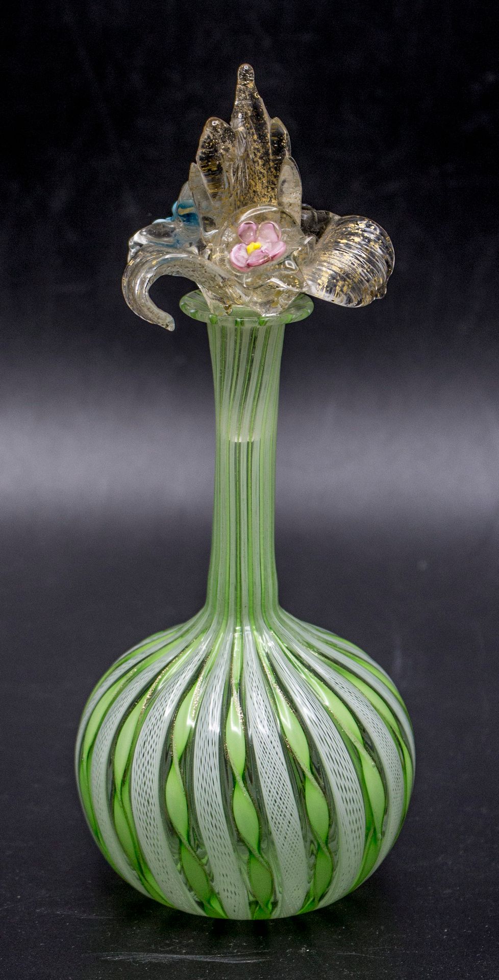 Jugendstil Glasflakon 'Zanfirico' mit floralem Glasstöpsel / An Art Nouveau glas&hellip;