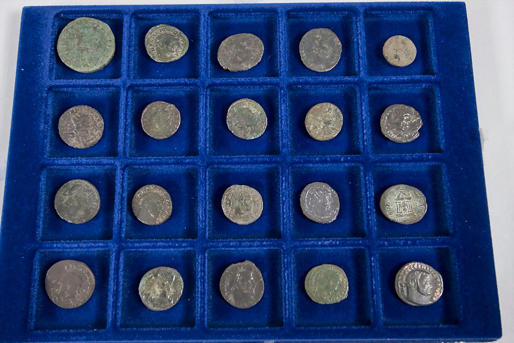 Konvolut aus 20 römischen Münzen / A set of 20 Roman coins Consta de: Sesterces &hellip;