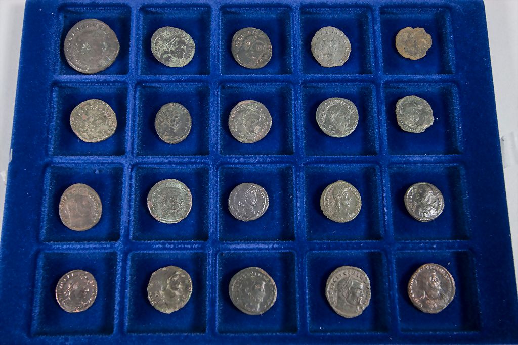 Konvolut aus 20 römischen Münzen / A set of 20 Roman coins Composé de : Sesterz &hellip;