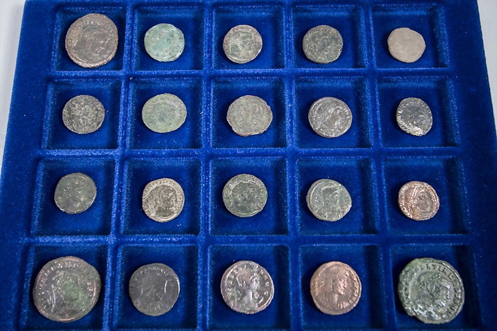 Konvolut aus 20 römischen Münzen / A set of 20 Roman coins Composto da: Sesterzi&hellip;