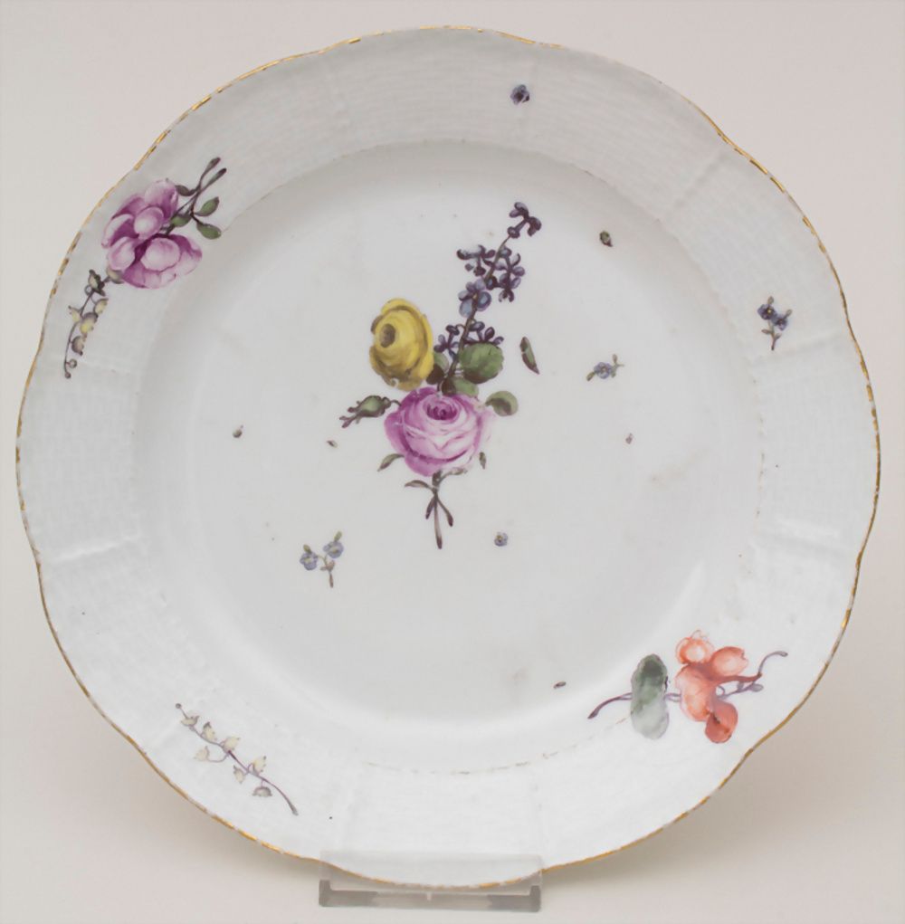 Teller / A plate, Meissen, um 1750 Matériau : assiette plate en porcelaine, bord&hellip;