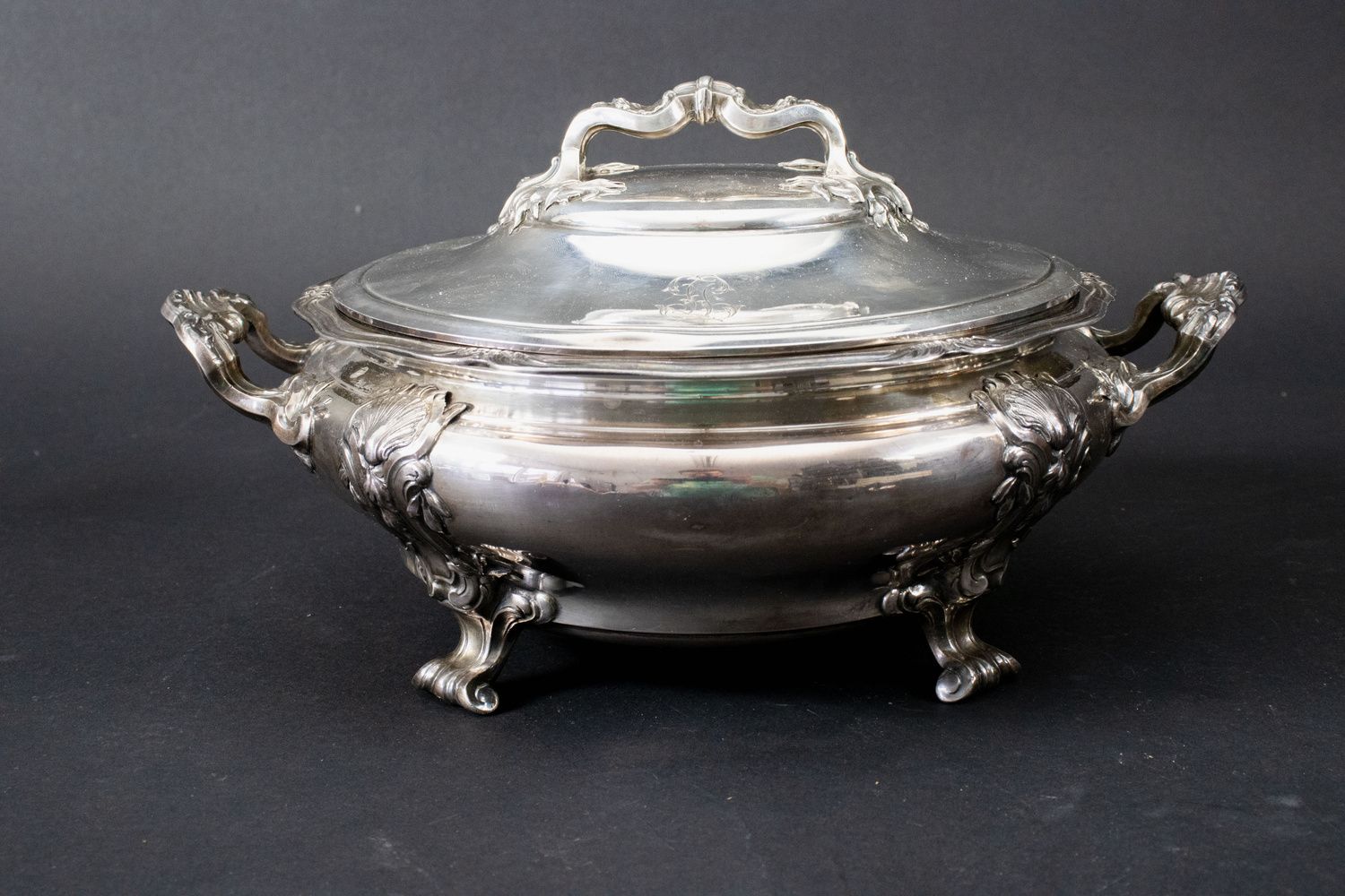 Deckelterrine / A covered silver tureen / Un légumier en argent, Alphonse Debain&hellip;