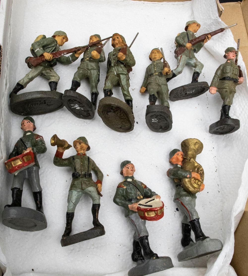 Sammlung Elastolin-Figuren 'Soldaten und Musikzug' / A set of elastolin figures,&hellip;