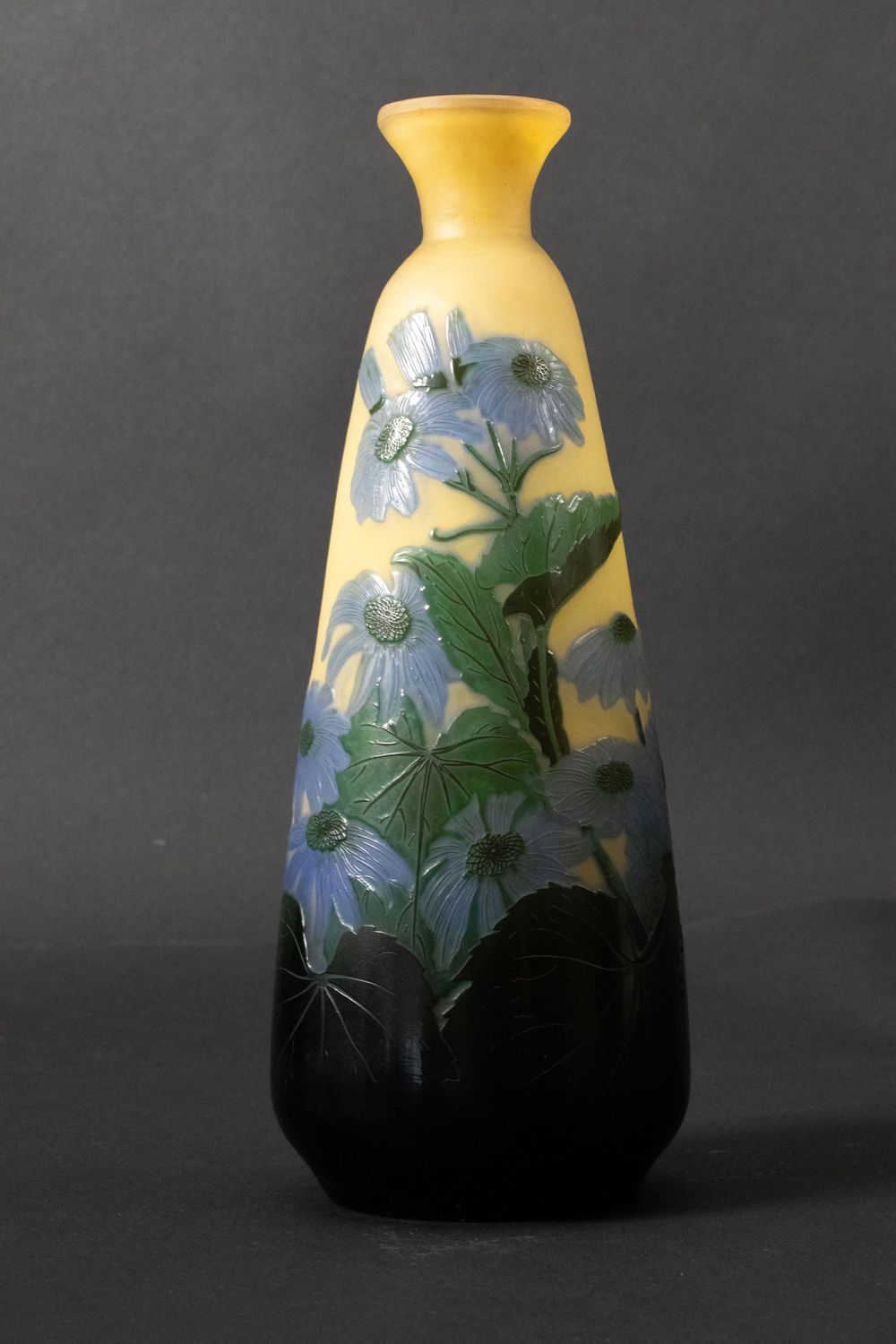 Jugendstil Vase / An Art Nouveau cameo glass vase, Emile Gallé, École de Nancy, &hellip;