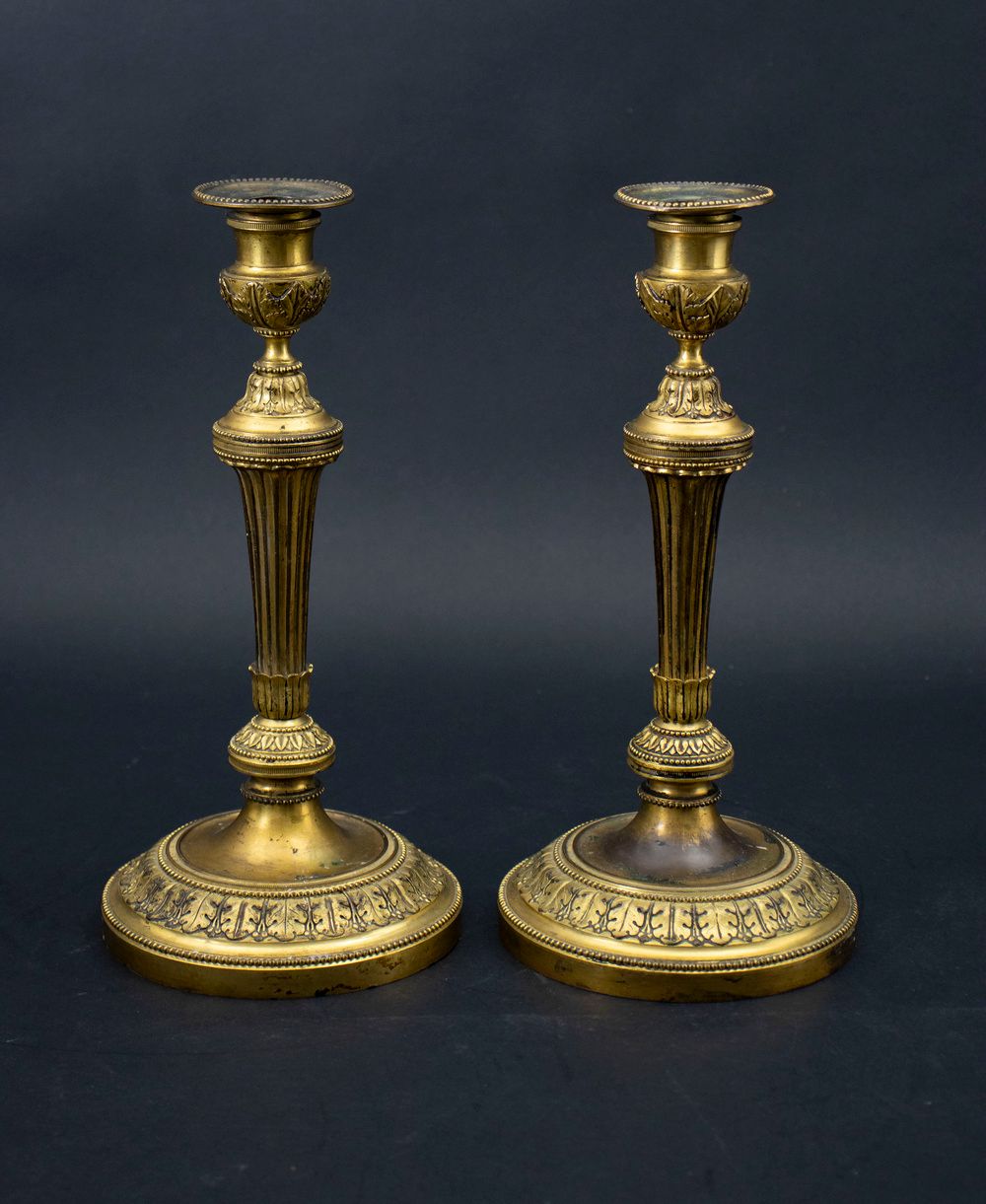 Paar Bronzeleuchter / A pair of bronze candle holders, F.BARBEDIENNE, Frankreich&hellip;