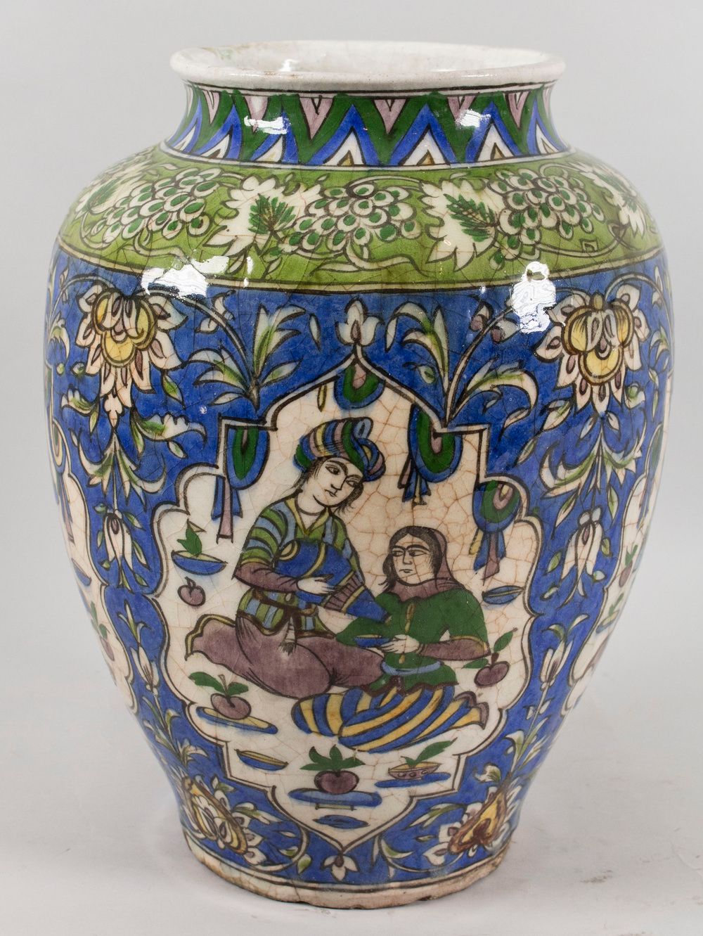 Große Qajar Vase / A large Qajar vase, Persien, 19. Jh. 材料：陶瓷，上釉，釉下多彩绘画、
标记：无标记、&hellip;