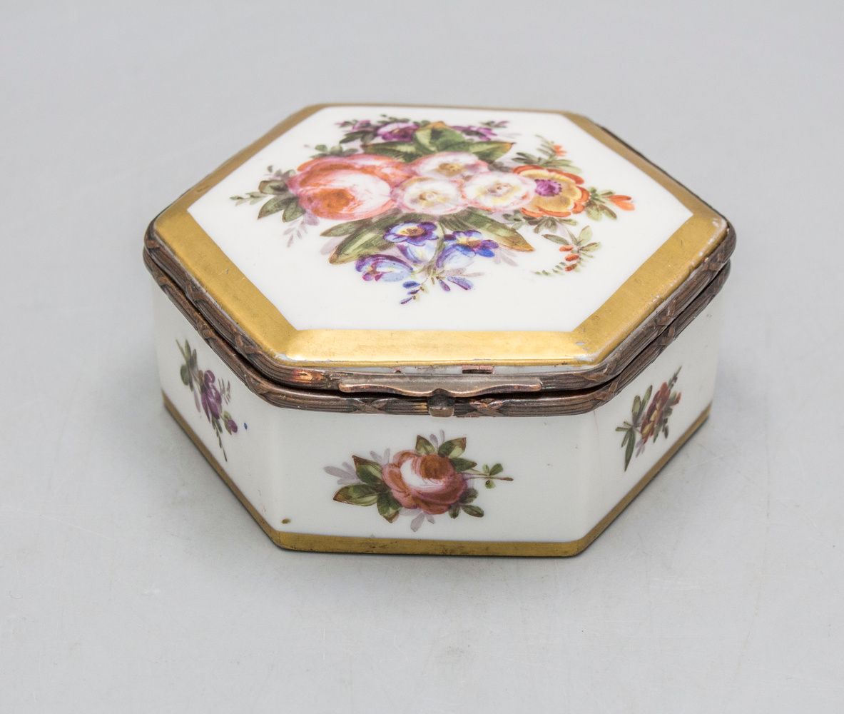 Deckeldose mit Blumenmalerei / A lidded porcelain box with flowers, Jacob Petit,&hellip;