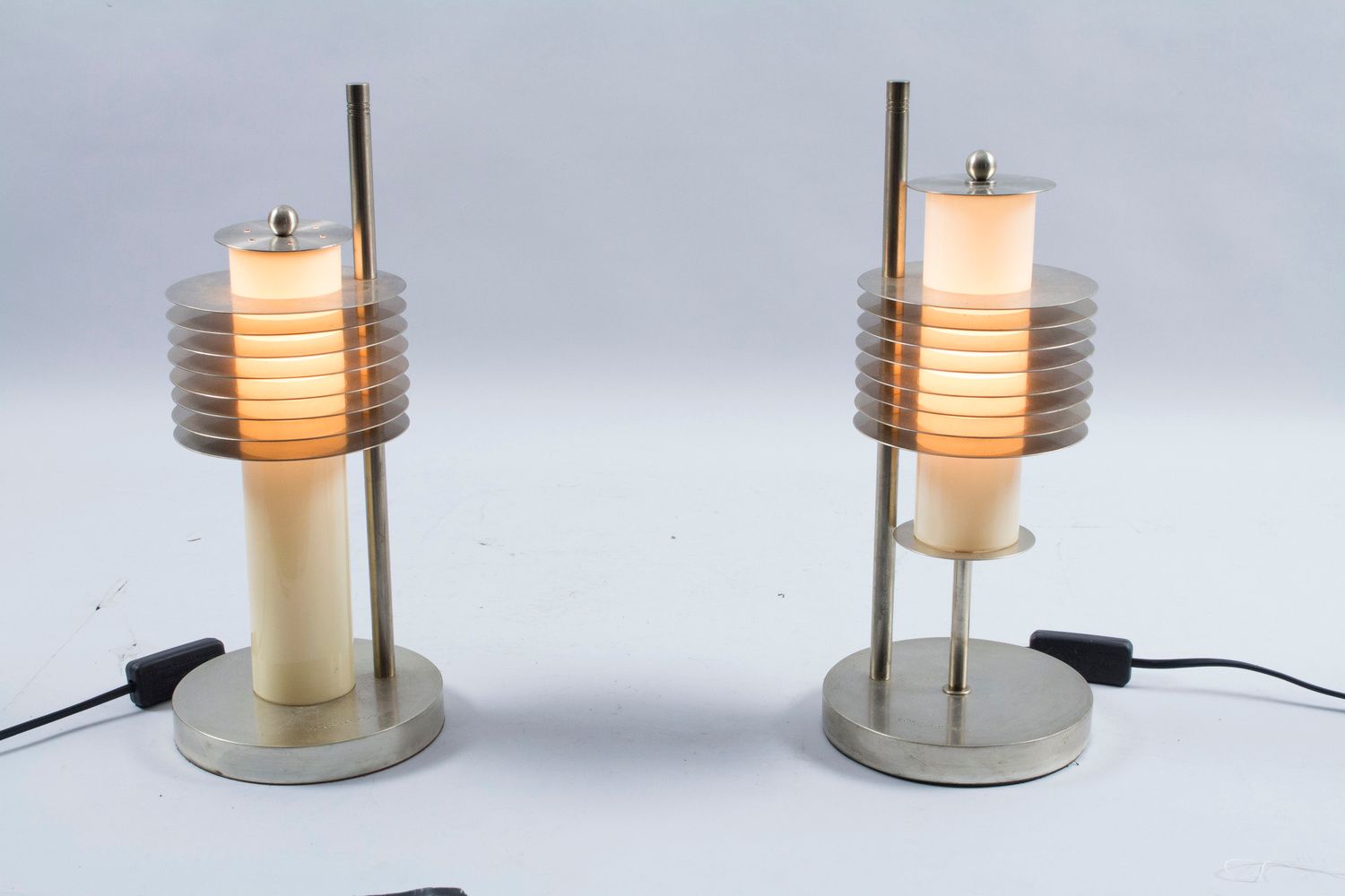 Paar Art Déco Tischlampen / A pair of Art Deco table lamps Material : Métal, ver&hellip;