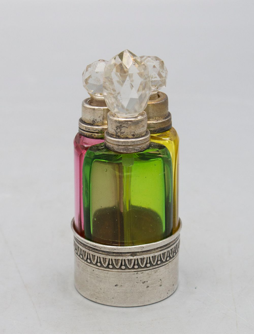 3 farbige Parfümflakons im Silberständer / 3 coloured perfume bottles with silve&hellip;