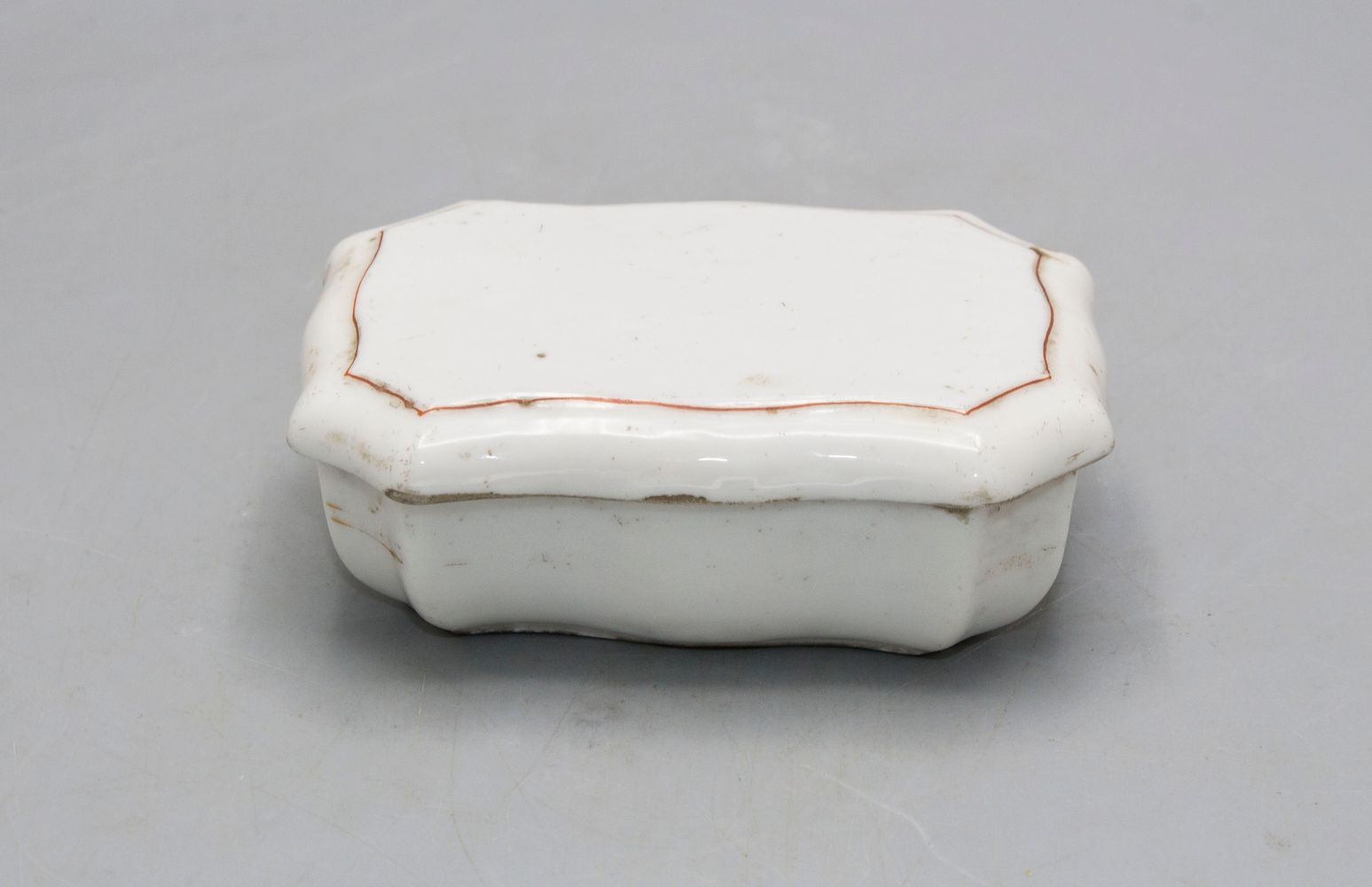 Streichholzdose / A porcelain matchbox, Fürstenberg, 18./19. Jh. Matériau : porc&hellip;