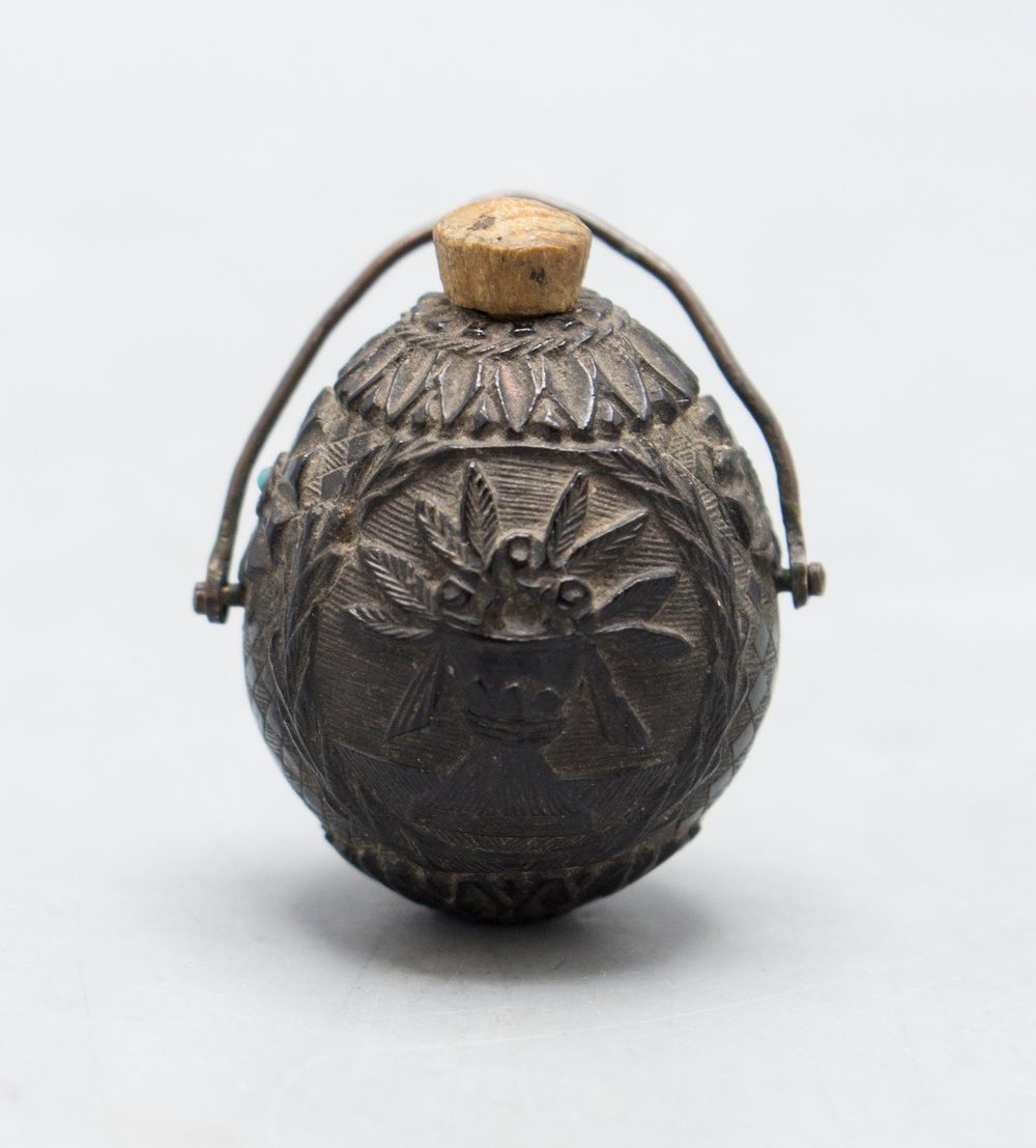 Miniatur Flakon aus einer geschnitzten Nuss / A finely carved nut as miniature f&hellip;