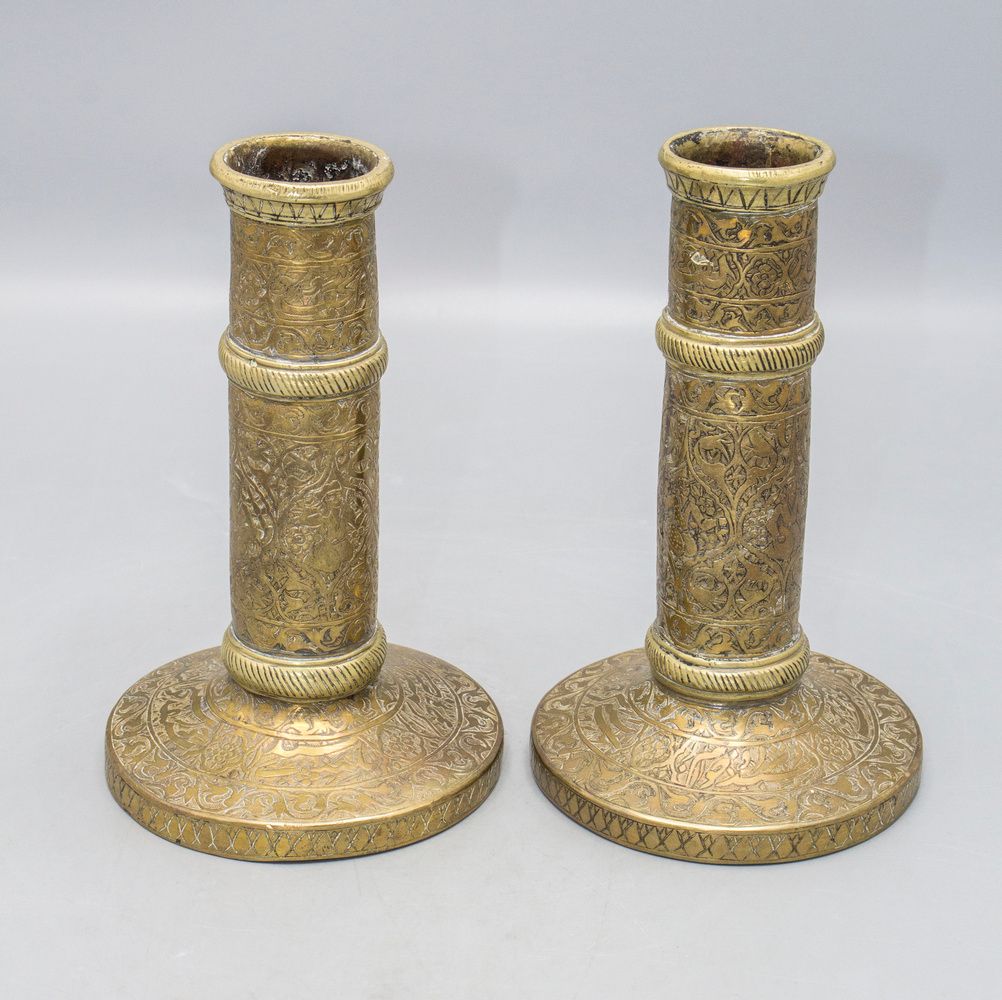 Leuchter Paar / A pair of brass candle holders, Orient, 18. Jh. Matériau : laito&hellip;