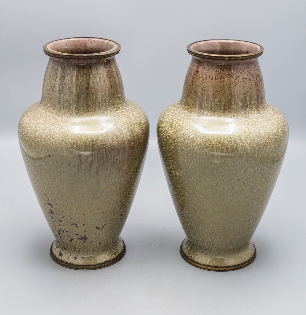 Paar Vasen / A pair of ceramic vases, Frankreich, Sarreguemines, um 1920 Matéria&hellip;