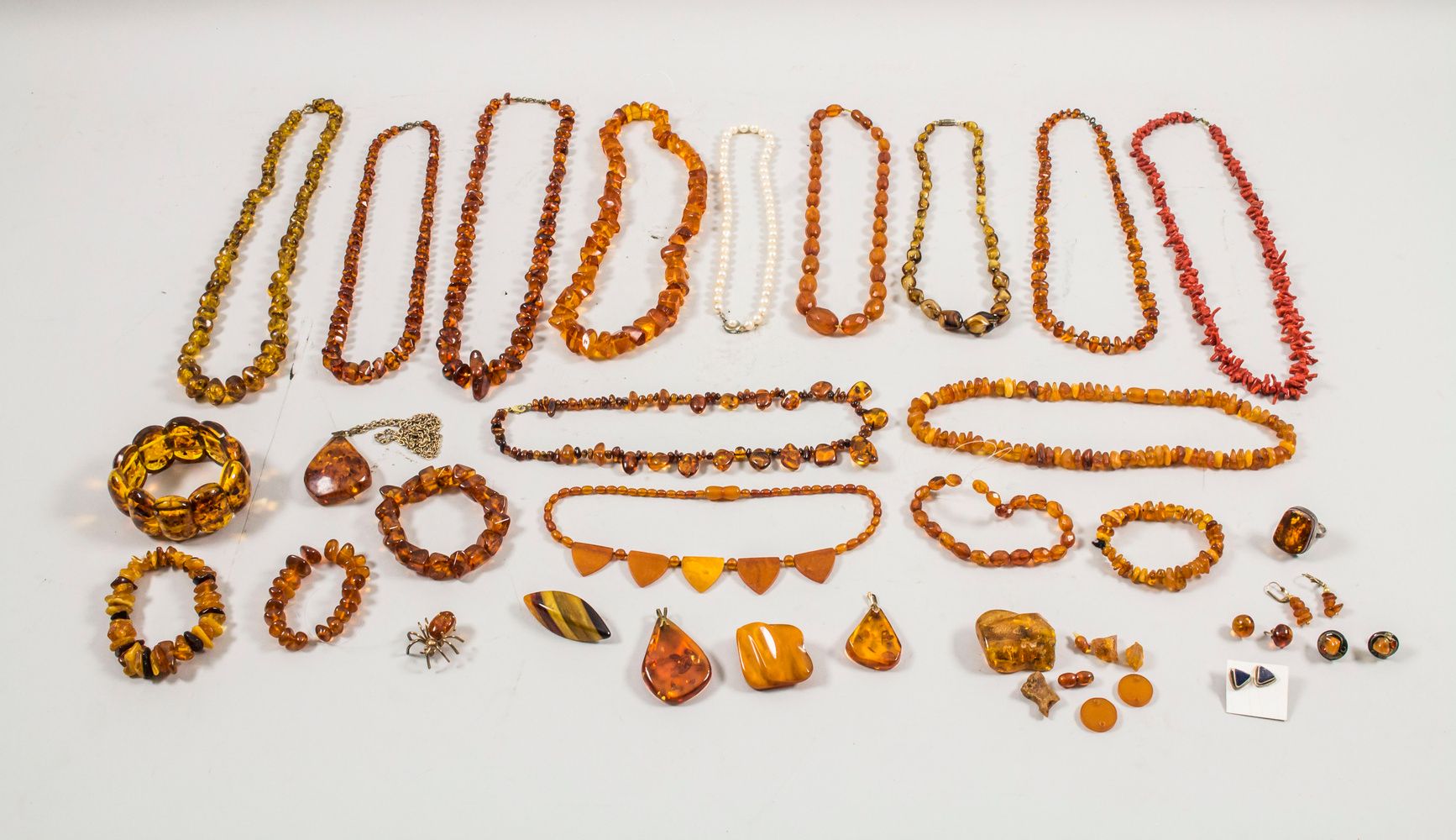 Großes Konvolut Bernstein-Schmuck / A large set of amber jewellery Contenuto: 9 &hellip;