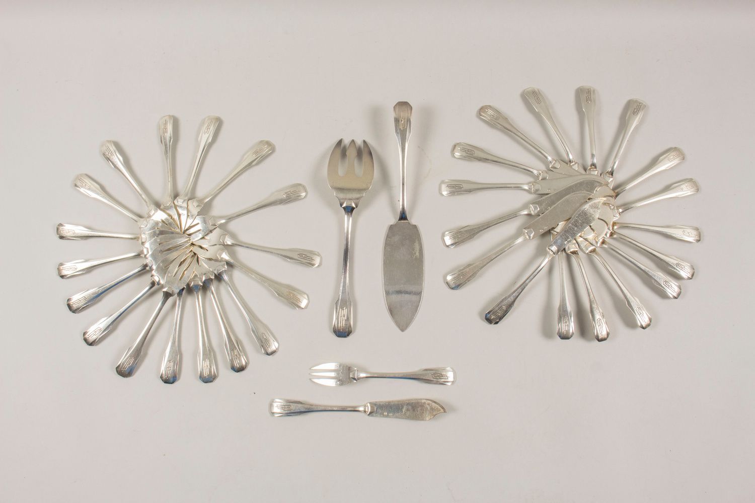 Art Déco Fischbesteck für 18 Personen / 38 pieces of silver Art Deco fish cutler&hellip;