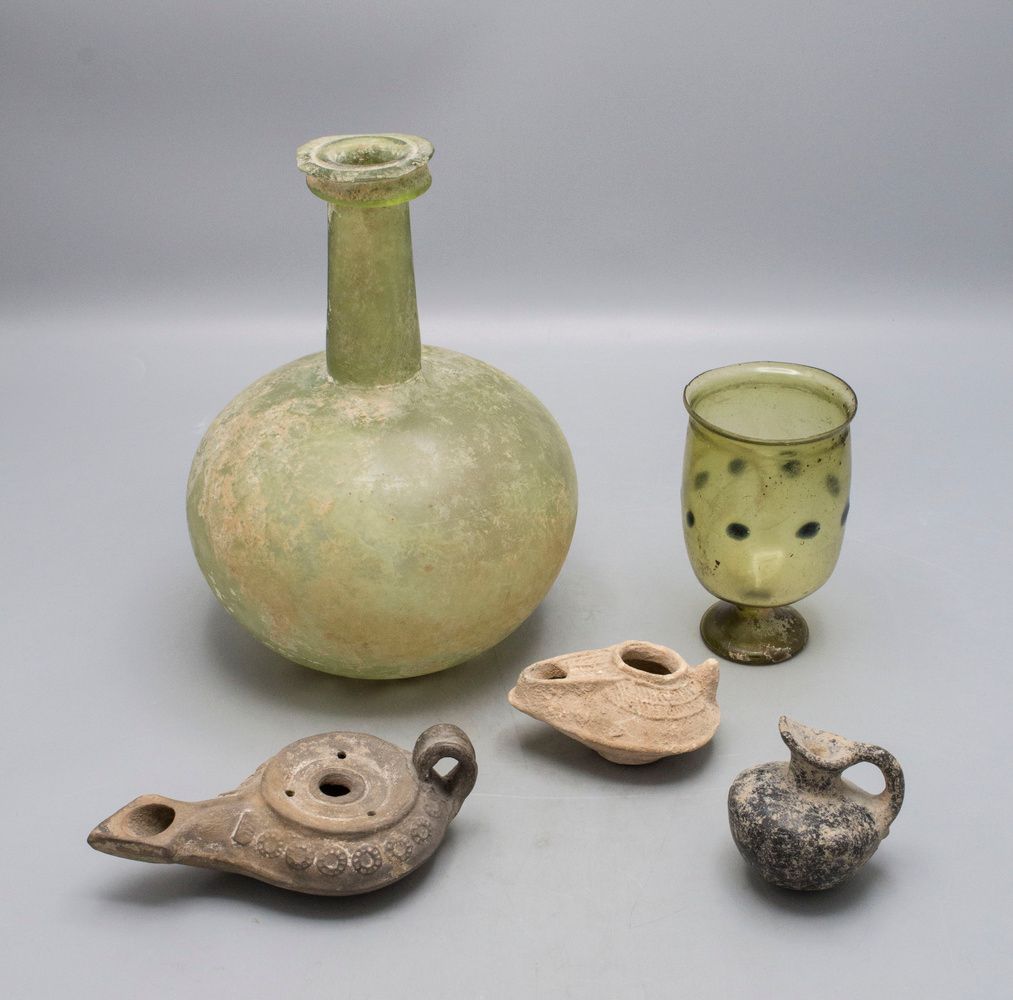 Konvolut von 5 römischen Artefakten / A collection of 5 Roman artefacts 范围：两盏油灯、&hellip;