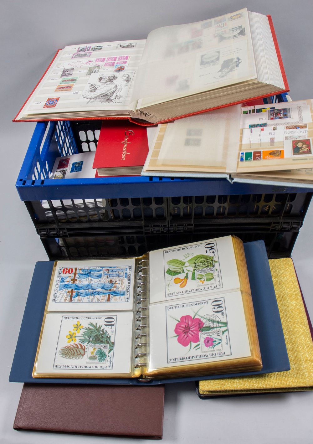 Umfangreiche Sammlung Briefmarken Comprenant : 
BRD : Album pré-imprimé 1960-197&hellip;