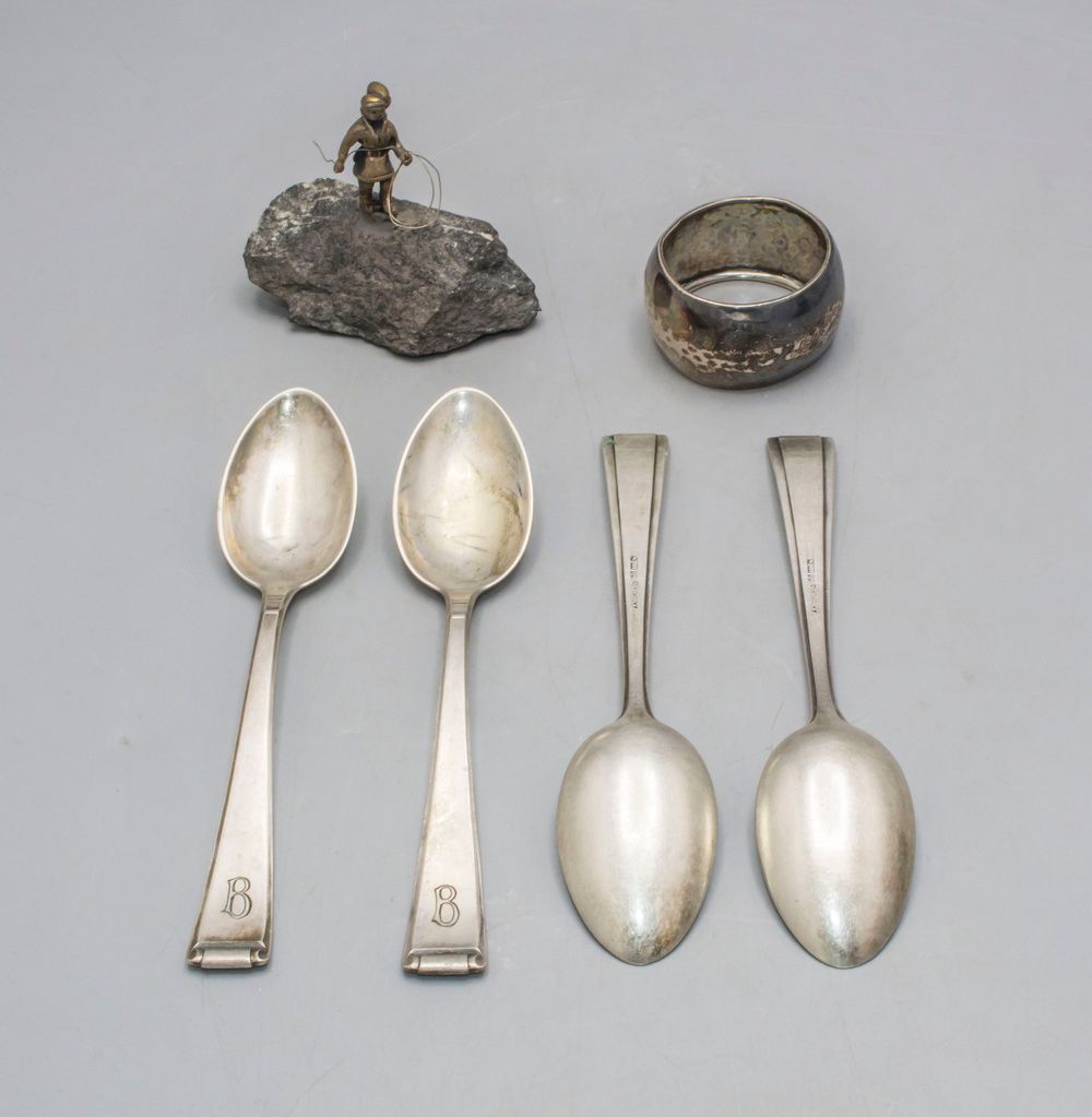 Silber Konvolut / A collection of silver ware, 20. Jh. Matériel : 4 x cuillères &hellip;
