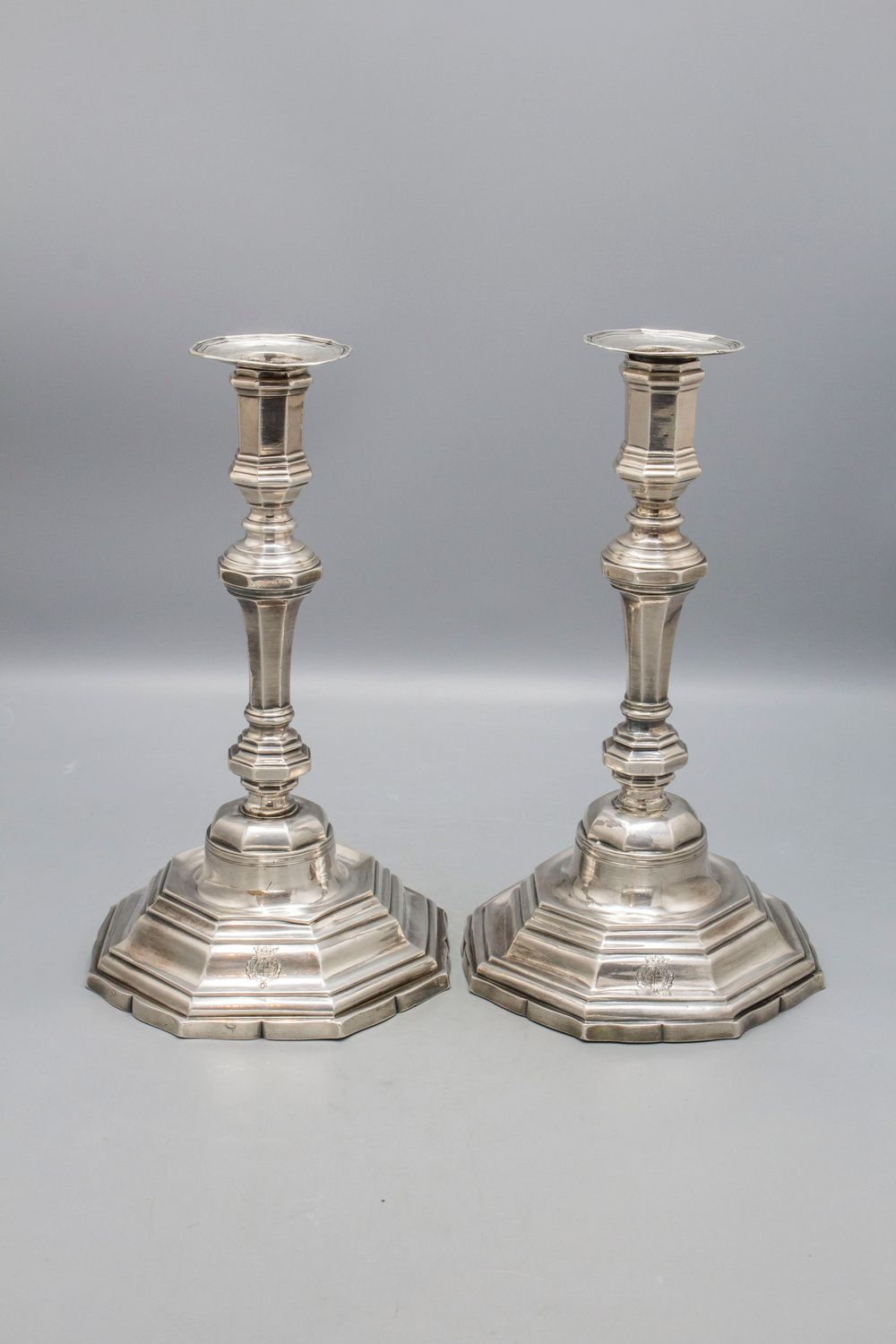 Paar Louis XV Kerzenleuchter / A pair of Louis XV silver candlesticks / Paire de&hellip;