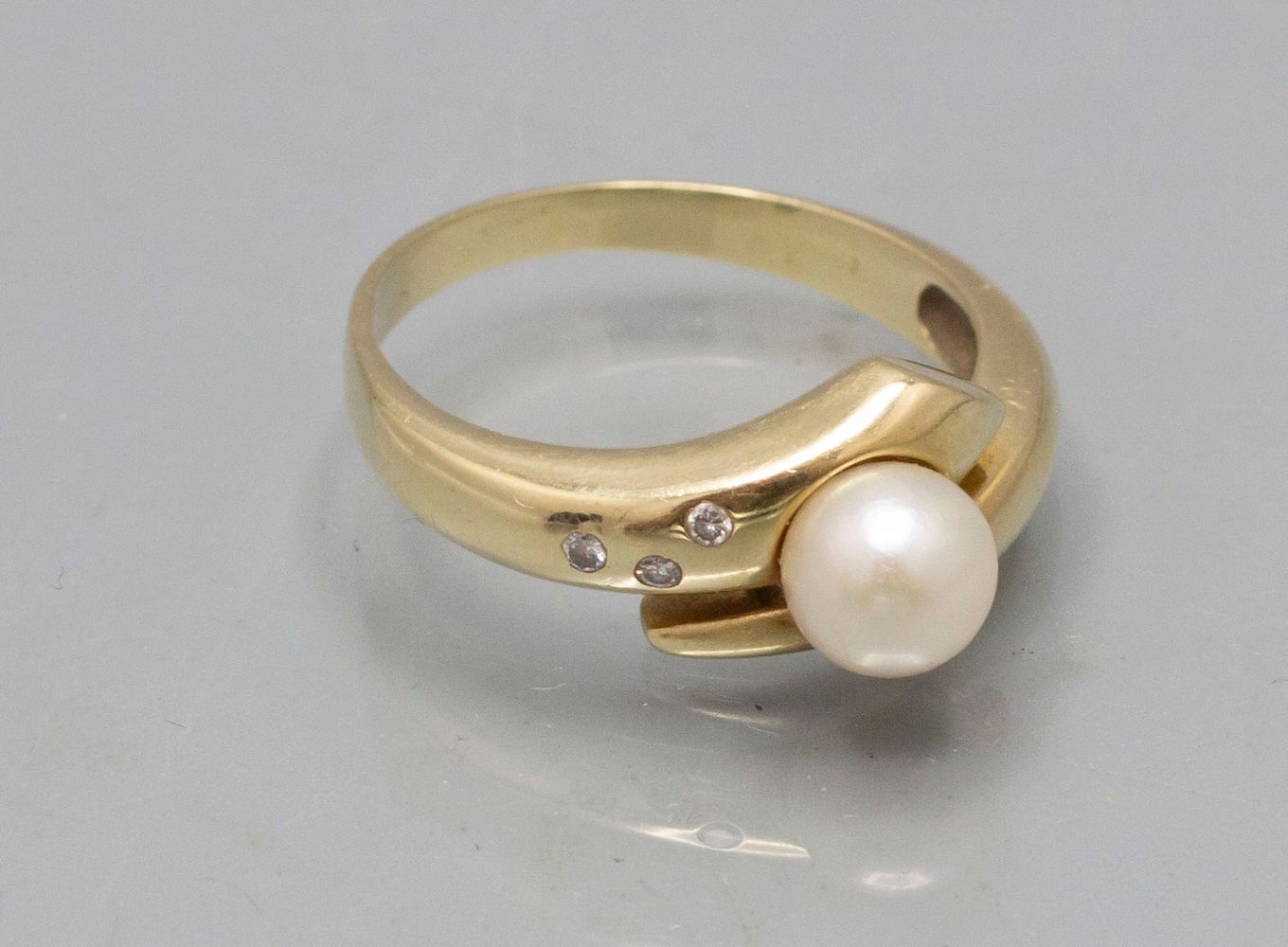 Damenring mit Perle und Diamanten / A ladies 8 ct gold ring with a pearl and dia&hellip;