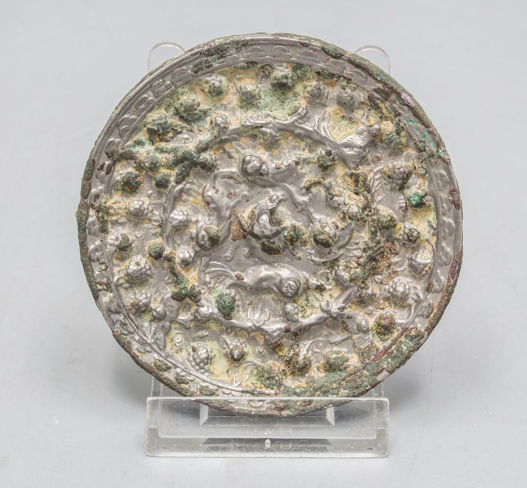 Spiegel / A mirror, China, wohl Tang-Dynastie (618-906 n.Chr.) Matériau : bronze&hellip;