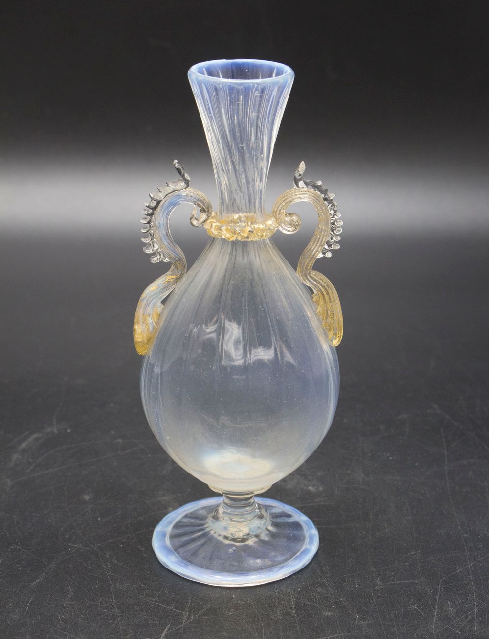 Henkelvase / A vase with handles, Murano, 18./19. Jh. Matériau : verre laiteux s&hellip;
