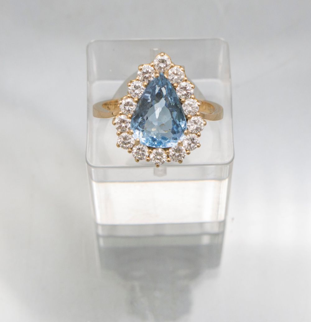 Damenring mit Aquamarin und Diamanten / A ladies 18 ct gold ring with natural aq&hellip;
